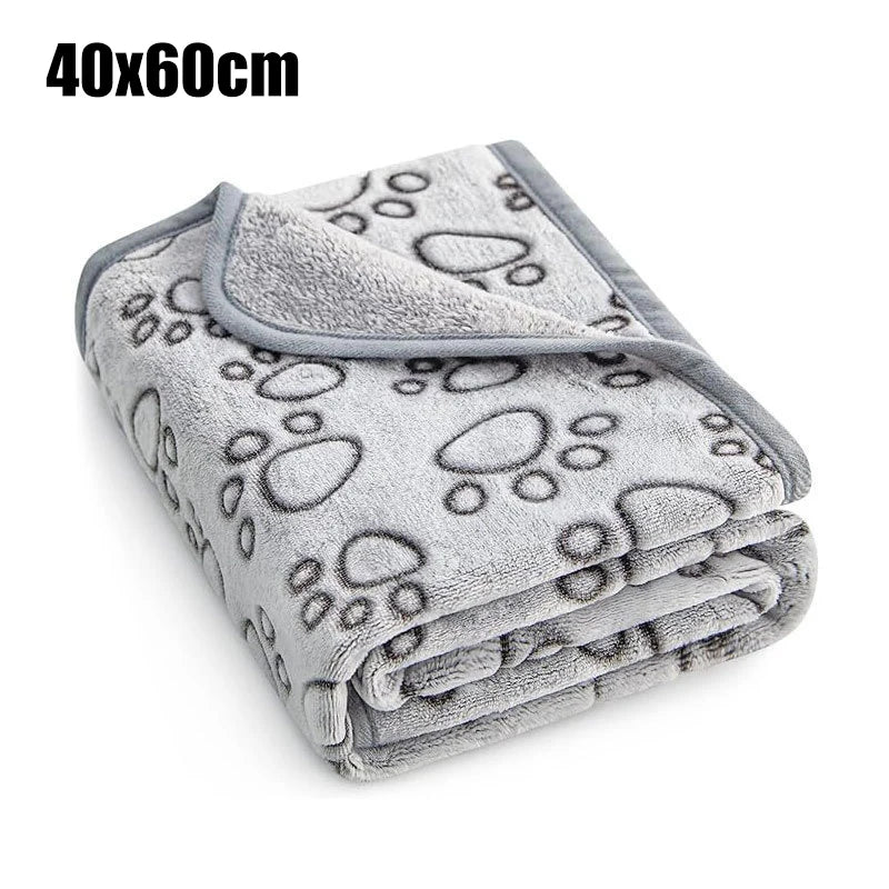 Couverture pour animaux en polaire corail gris, pliée et présentée sur fond blanc.
