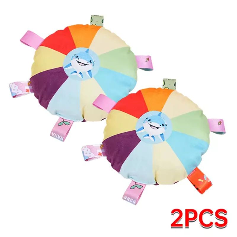 Zwei bunte Plüsch-Hundbälle mit Glocken, einem Regenbogenmuster und einem lächelnden blauen Hundegesicht.