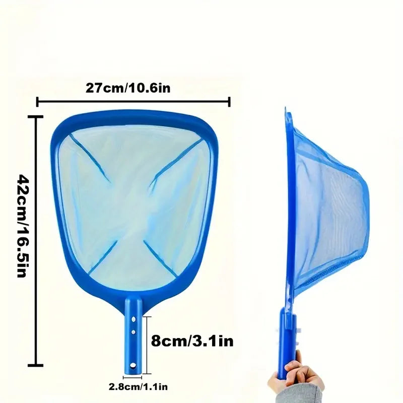 Blaues Poolblatt-Skimmernetz mit 27 cm Länge und 42 cm Höhe neben einer Hand