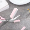 Rosa Plastik-Brauen-Trim-Set mit Metallbürste auf grauer Oberfläche