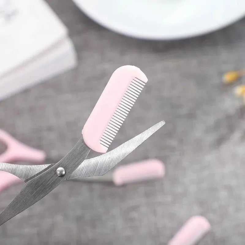Rosa Plastik-Brauen-Trim-Set mit Metallbürste auf grauer Oberfläche