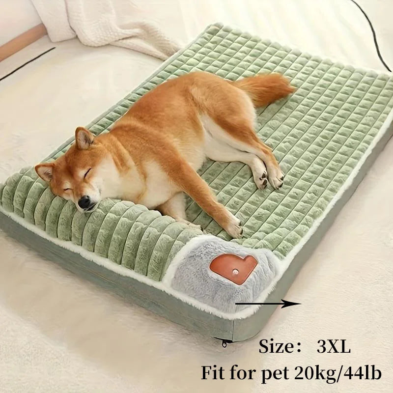 Un chien orange et duveteux repose sur un lit pour animaux vert à quilting avec une housse grise amovible.