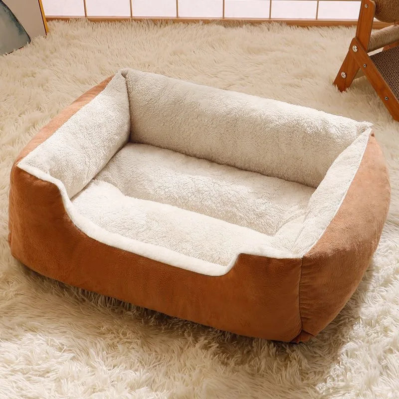 Un coussin de lit rectangulaire en daim brun chaud avec une doublure sherpa crème sur un tapis moelleux.