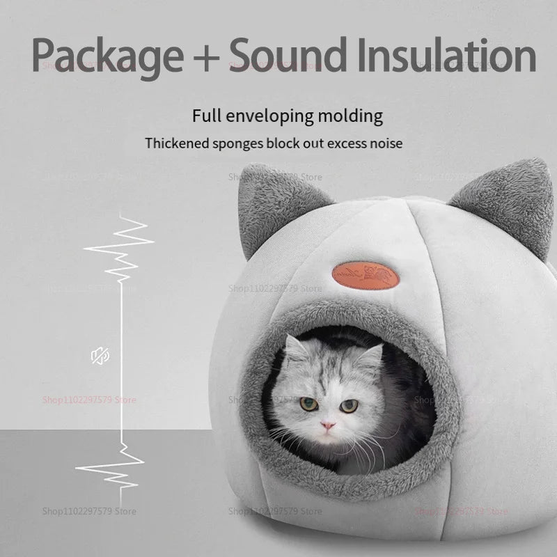 Un lit-nid de chat en peluche blanche avec des oreilles grises et un rembourrage intérieur, conçu pour l'isolation phonique.