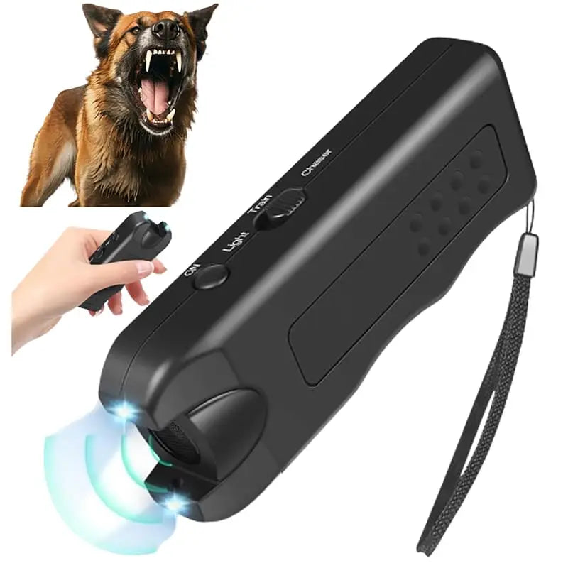 Schwarzes tragbares Ultraschallgerät zum Hundetrainen und zur Abschreckung, auf das ein Hund konzentriert blickt.