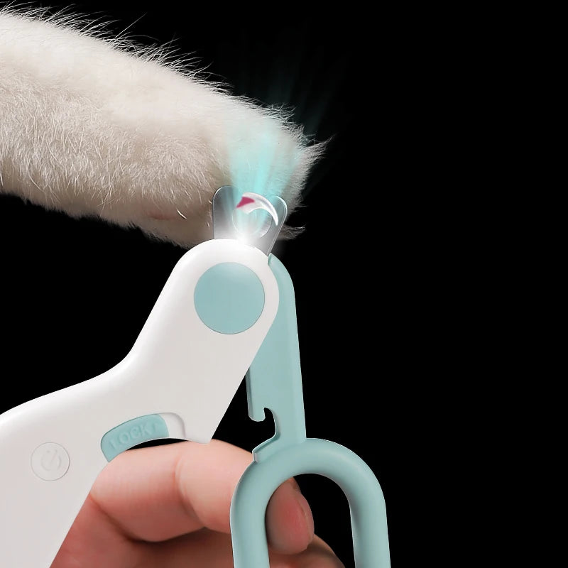 Eine Hand verwendet eine LED-Nagelnipper mit Sicherheitsverschluss, um den Nagel eines weißen Tieres zu schneiden.