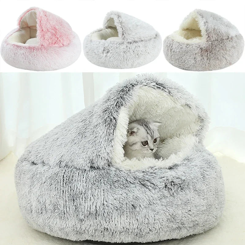 Un lit pour animal de compagnie gris et moelleux avec un design de grotte, montré dans diverses nuances de rose et de gris.