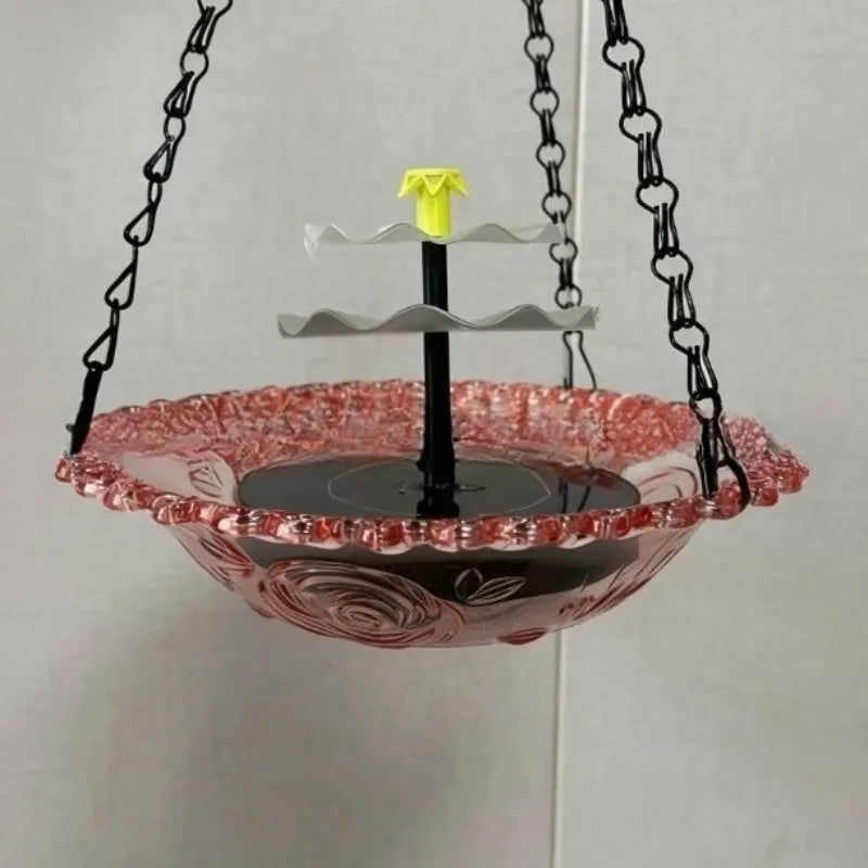 Fontaine à oiseaux solaire à plusieurs niveaux avec un bol décoratif rose et une figurine d'oiseau jaune suspendue par des ch