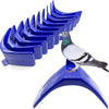 Support en plastique bleu avec plusieurs logements incurvés pour oiseaux.