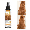 Flasche Pet Hair Smooth Spray mit orangem Duft und pflanzlichen Keratinzutaten neben einem Hund