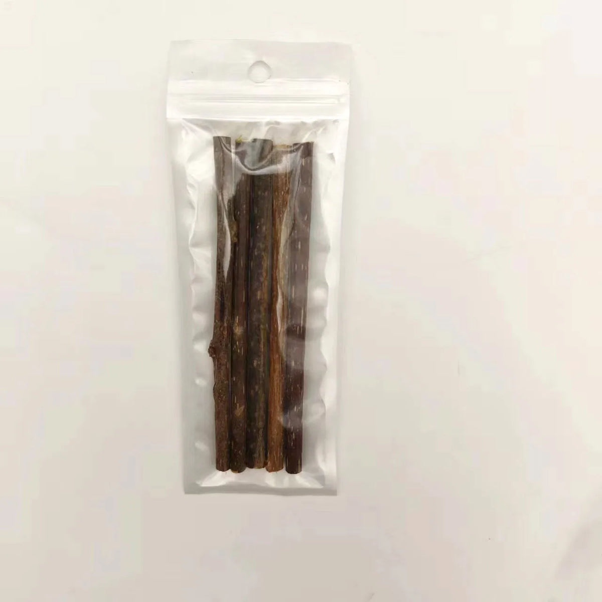 Klare Plastiktüte mit mehreren natürlichen Holz-Kau-Sticks für Katzen.