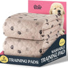 Ein Pack aus zwei beige gefütterten, waschbaren Trainingspads für Hunde, gezeigt neben einem Welpen.