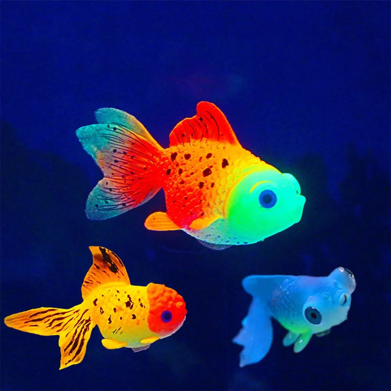 Ein kleines, leuchtendes, nachtglühendes Kunstgoldfischchen schwimmt in dunkelblauem Wasser.