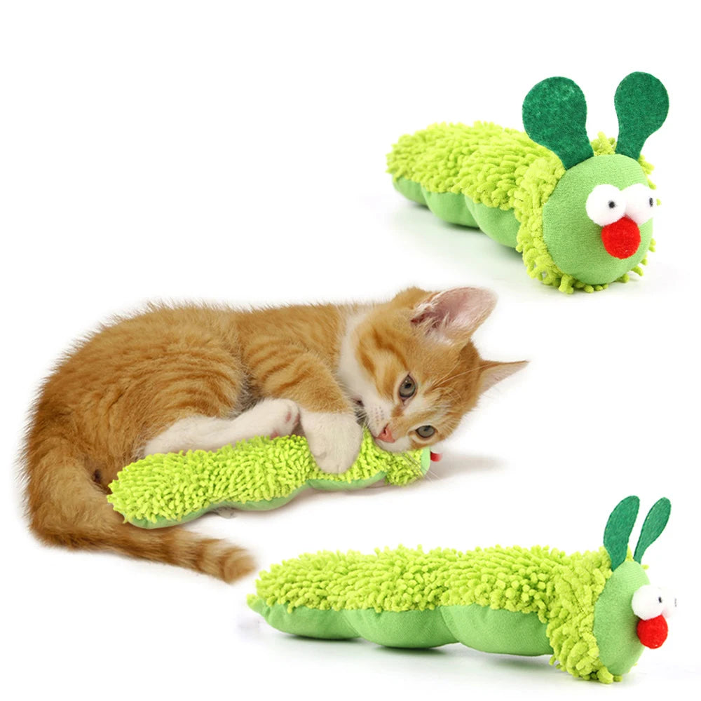 Un petit chaton orange est allongé à côté d'un jouet à mâcher en catnip de chenille verte et en silvervine.