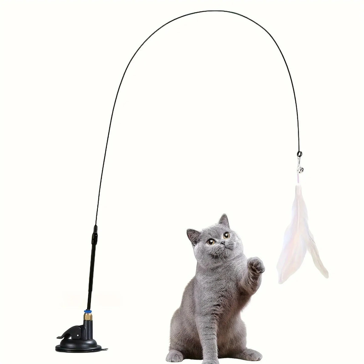 Un gato gris está sentado mientras cuelga una varita negra larga con pluma y campanilla.