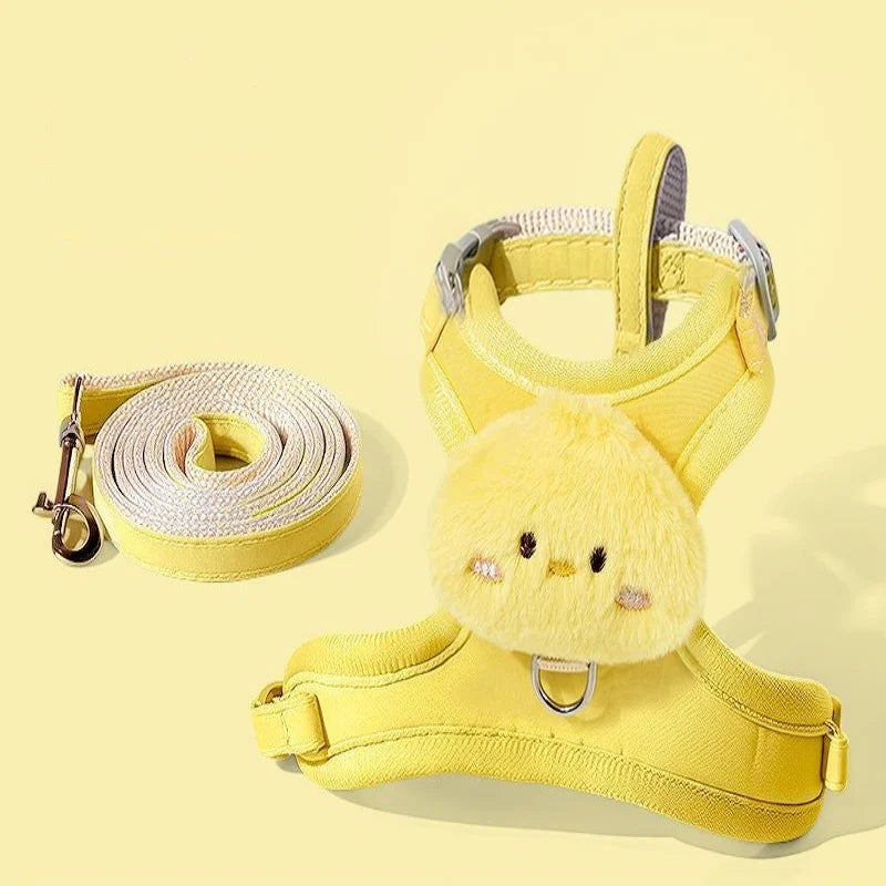 Set de arnés y correa amarillo para animal con dije de pollito amarillo esponjoso.