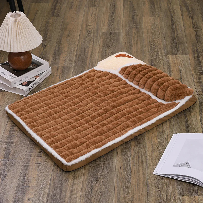 Un lit pour chien matelassé marron avec une housse amovible blanche et beige fluffy, posé sur un plancher en bois.
