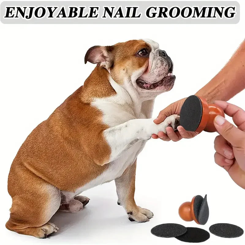 Ein braunes und weißes Hund wird mit einer ergonomischen Holznagelfeile und austauschbaren Pads gebürstet.