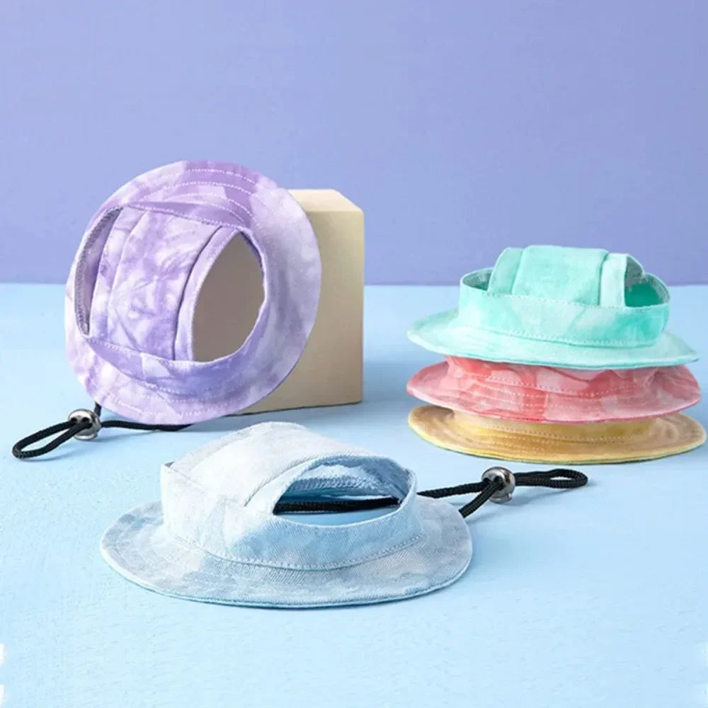 Colección de sombreros para mascotas morados, turquesa y azul claro con orificios para las orejas.