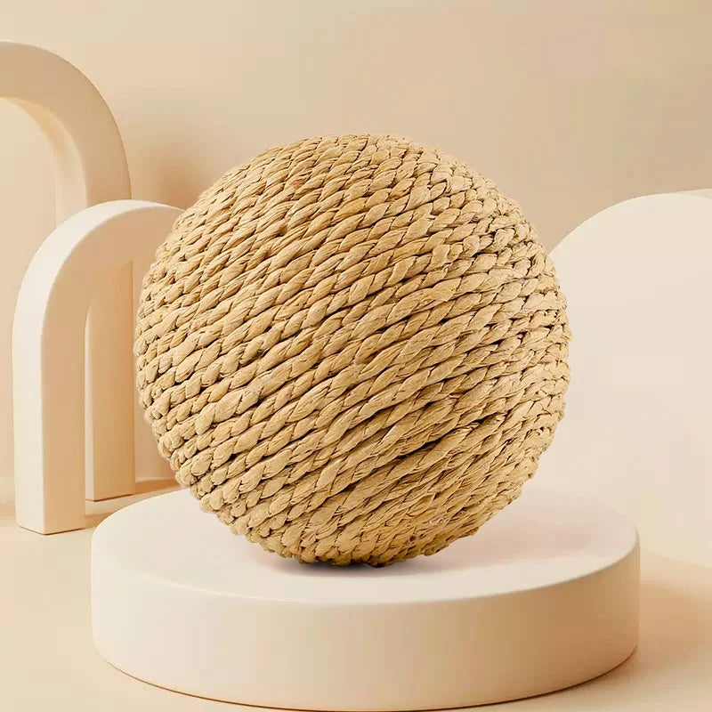 Runde Kugel aus dickem, geflochtenem Natur-Sisal-Seil auf weißem Ständer.