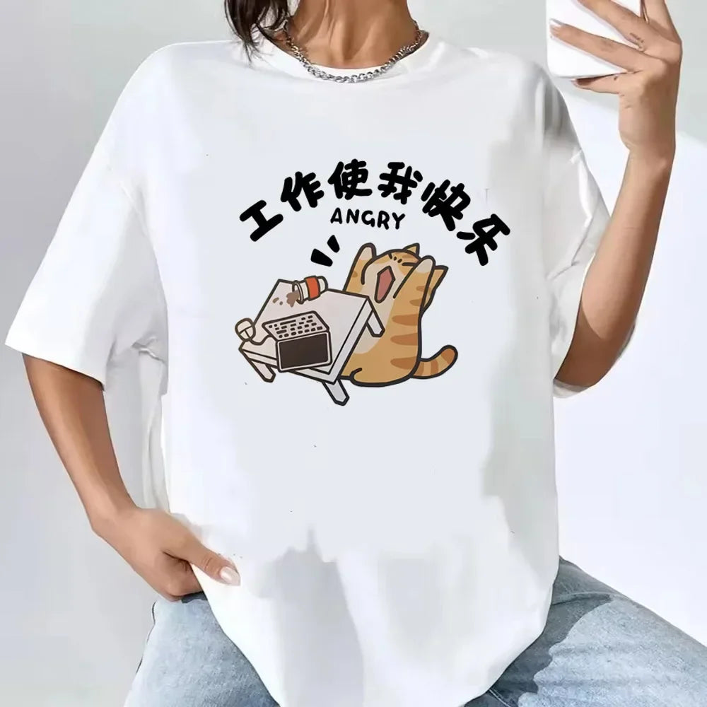 Camiseta blanca de mujer con texto japonés y un gráfico de gato de dibujos animados.