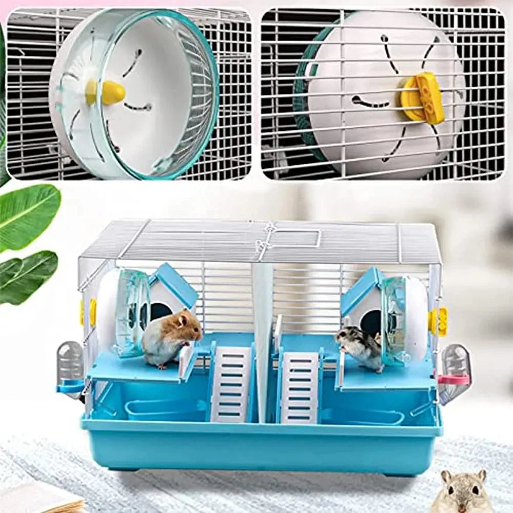 Un disque de course pour hamster en acrylique clair, montré à l'intérieur d'un enclos bleu avec une grille de fil et des acce