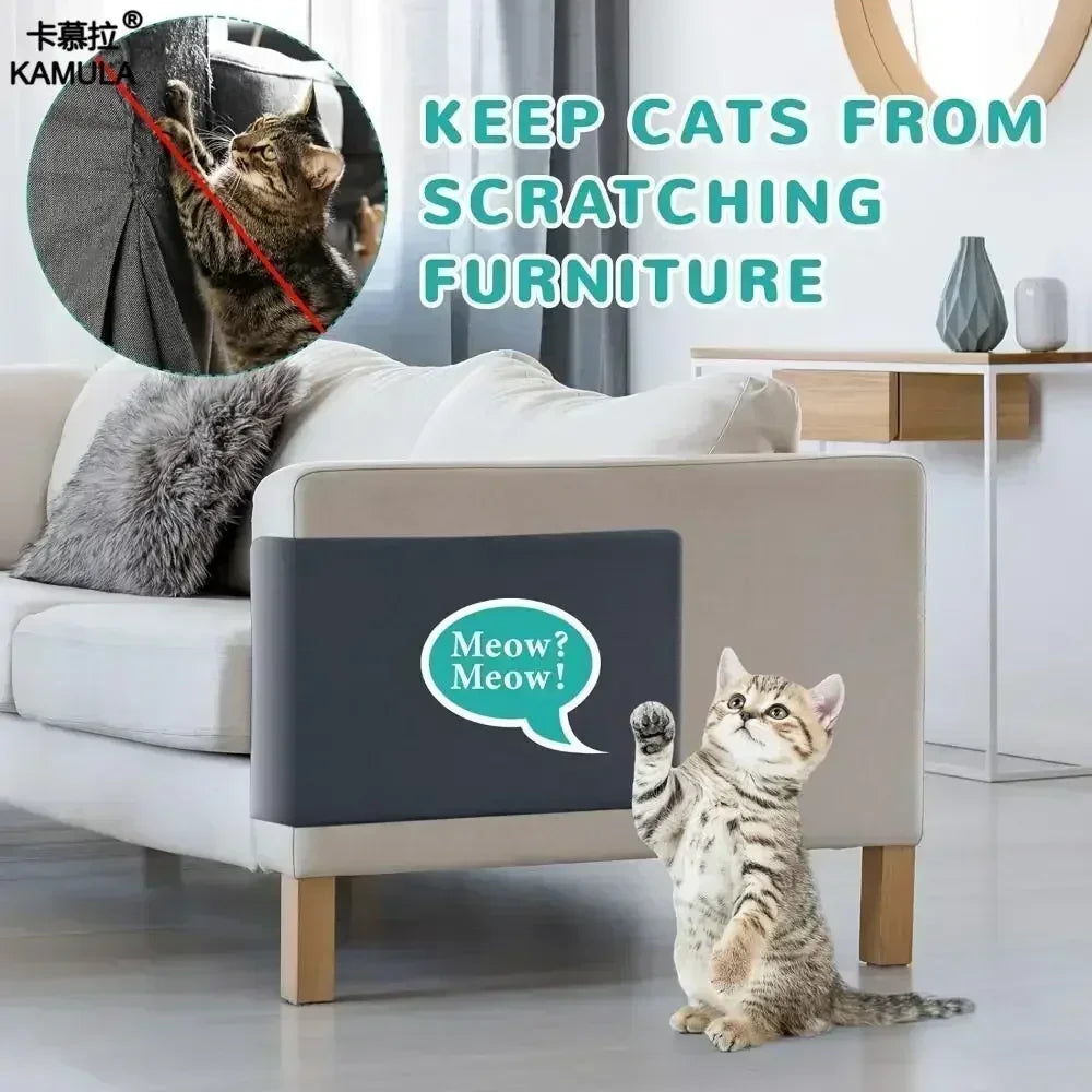 Eine tabby-Katze sitzt auf einer grauen Matte auf einem Sofa, die eine DIY-Kratzmatte zum Schutz von Möbeln darstellt.