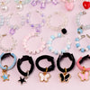 Collection de colliers pour animaux faits à la main avec perles, charms et couleurs pour chiens et chats.