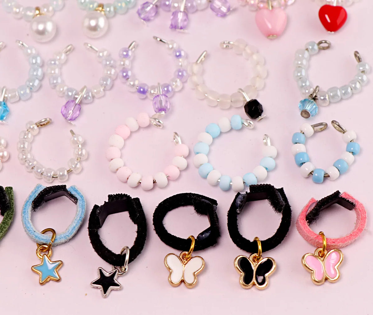 Collection de colliers pour animaux faits à la main avec perles, charms et couleurs pour chiens et chats.