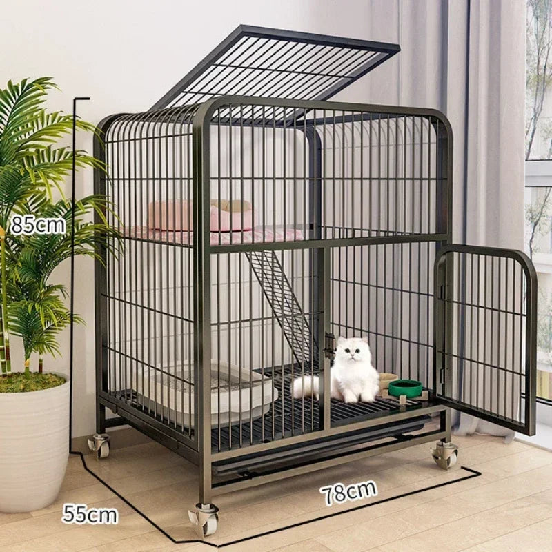 Cage pour chat à deux niveaux, avec panneaux en mailles et toit incliné, sur un sol.