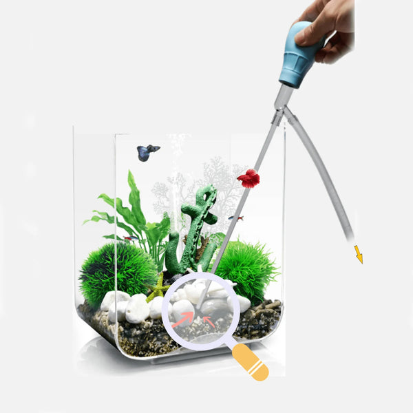 Une main utilise une pompe de siphon pour nettoyer un environnement aquatique planté.
