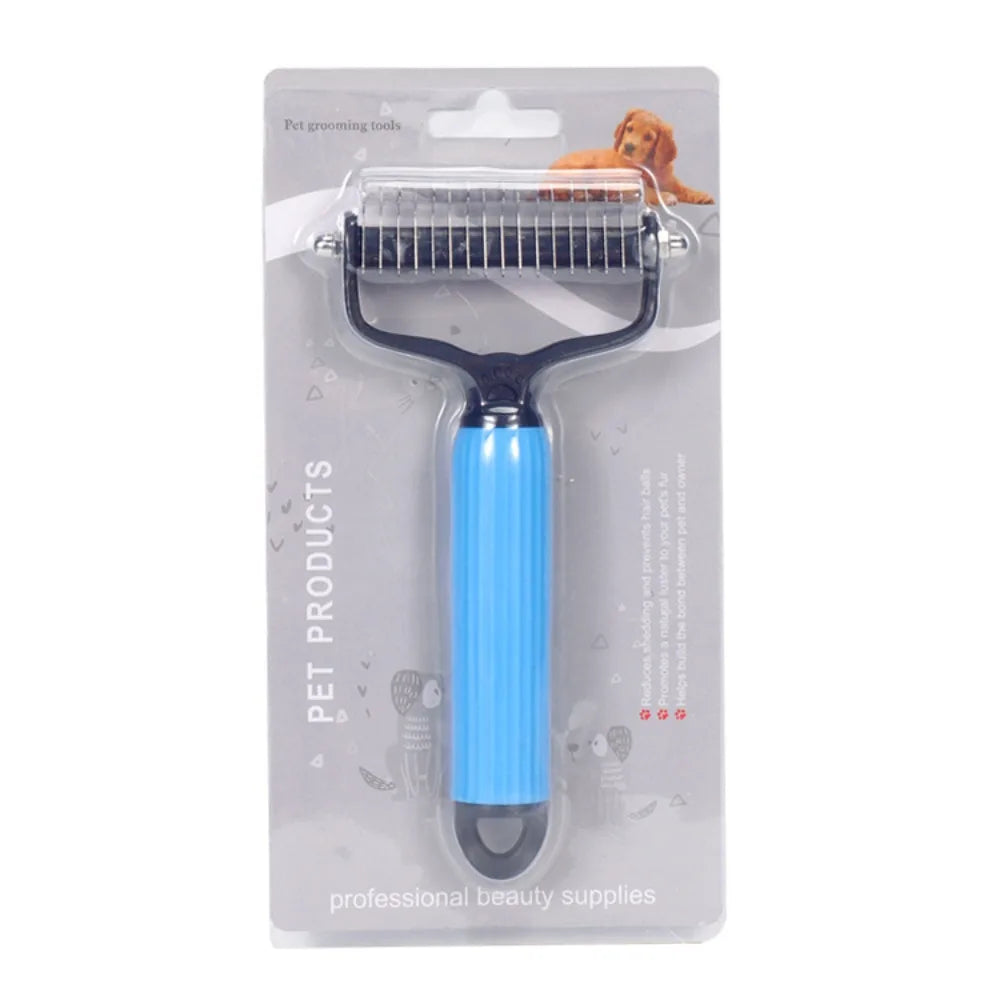 Peigne anti-emmêlement en acier inoxydable bleu pour retirer les poils de chien, présenté dans un emballage transparent.