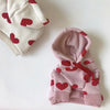 Rosa Hoodie mit rotem Herzdruck und gerippten Ärmeln auf weißem Untergrund.