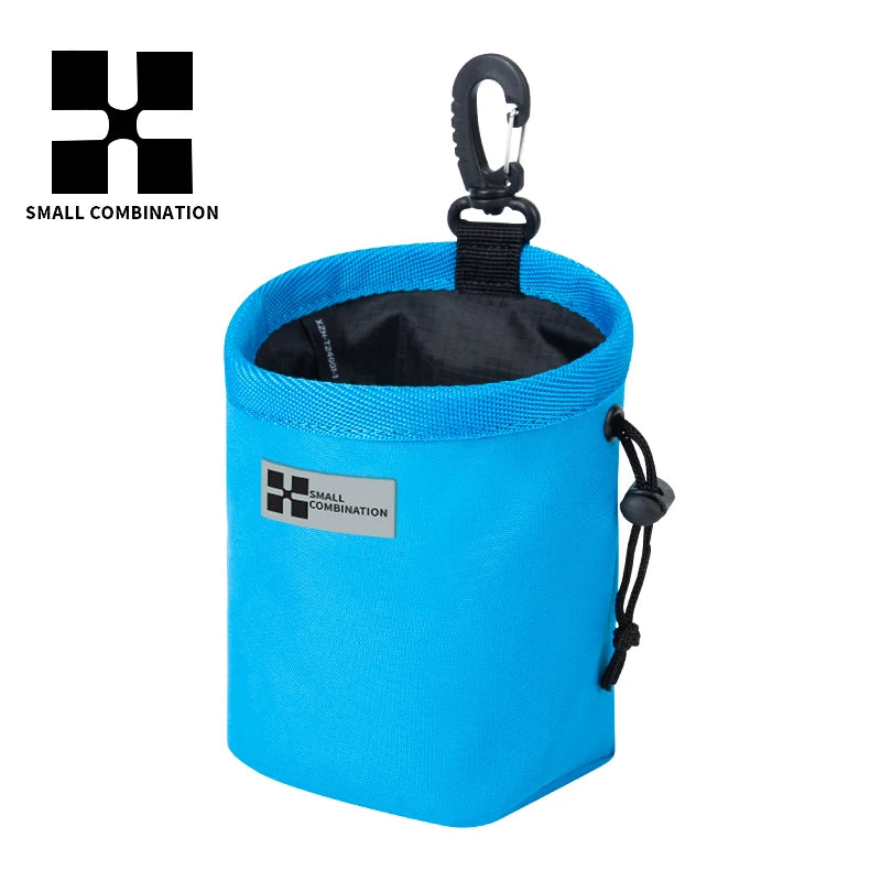 Una bolsa portátil de premios para entrenamiento de perros azul brillante con cordón negro y un pequeño logo.