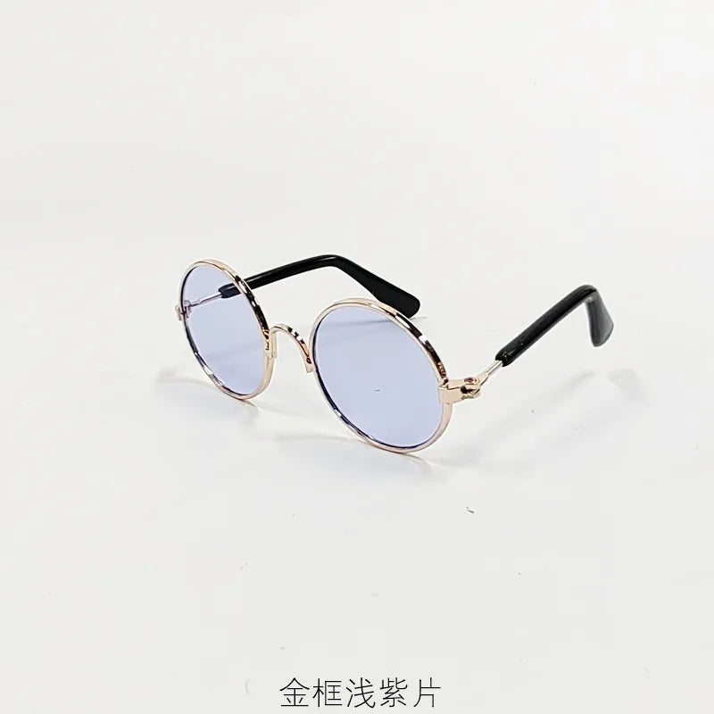 Ein Paar Vintage-Tier-Sonnenbrillen mit goldfarbenen Rahmen und blauen Linsen.