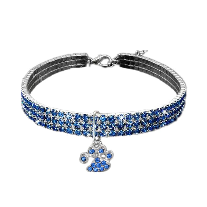 Collier en chaîne argentée avec des strass bleus et un pendentif en forme de patte pour animaux