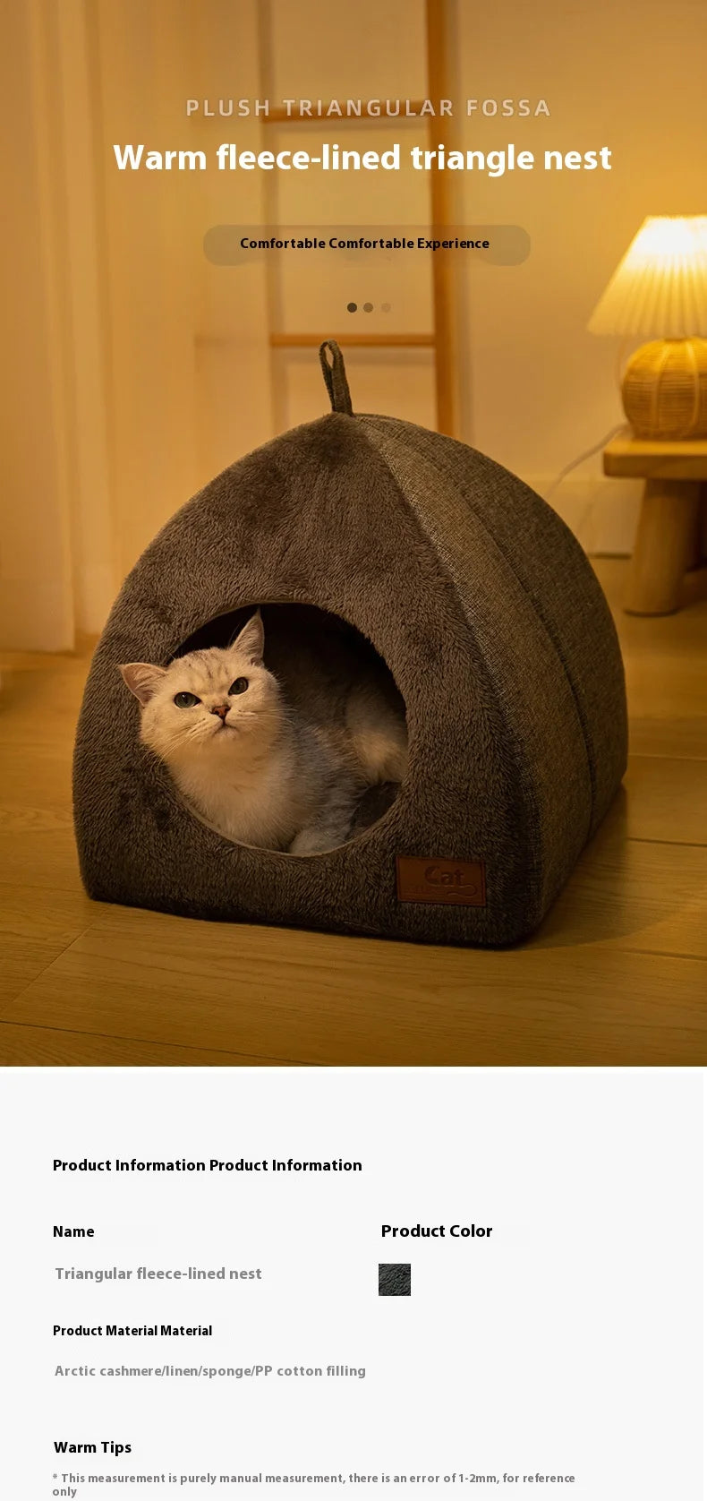 Un nid triangulaire gris et duveteux doublé de polaire pour chat, assis sur un plancher en bois.