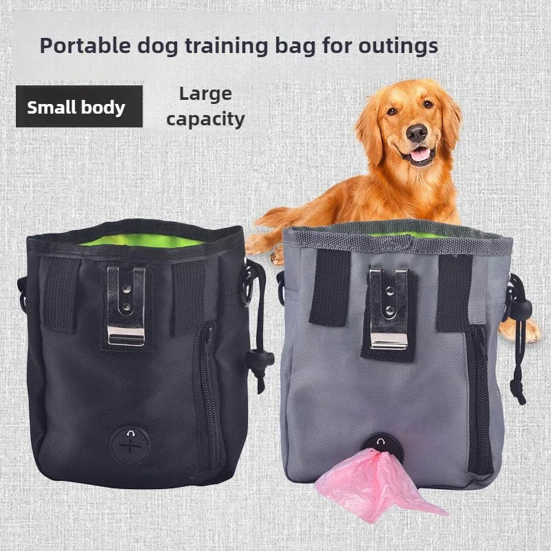 Eine tragbare Hundetrainingstasche in schwarz und grau neben einem Golden Retriever.