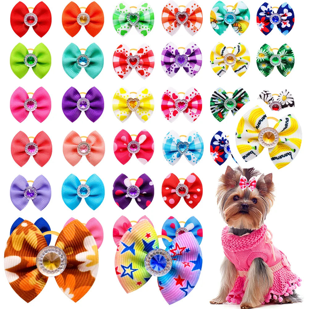 Ein Set bunter Tierhaarbändel mit verschiedenen Mustern und Farben für Hunde und Katzen.