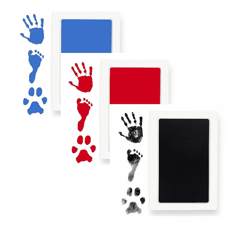 Set von vier Tierpfotenabdruck-Souvenirs mit Hand-, Fuß- und Pfotenspuren in Blau, Rot und Grau.