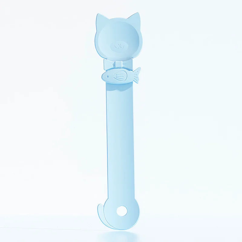 Una cuchara de mango largo azul claro diseñada como comedero para comida de gato.