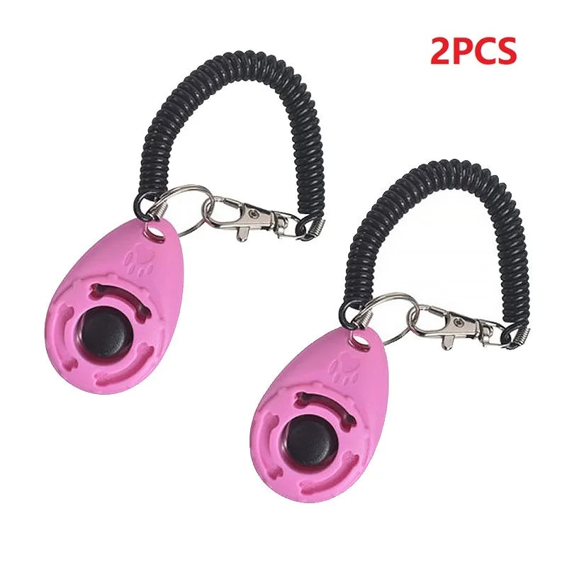 Deux clickers ergonomiques roses pour entraîner les chiens avec des bracelets noirs
