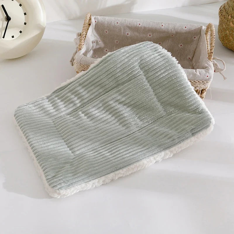 بيت هامستر دافئ في الشتاء مع بساط عش للحيوانات الأليفة الصغيرة