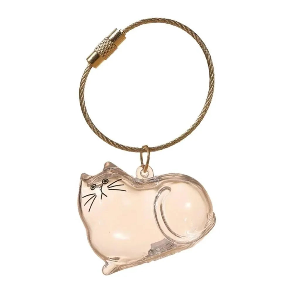 Klares, herzförmiges Katzenanhänger mit goldfarbener Schnur als Schlüsselanhänger.