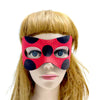 Eine Frau mit einem roten Polka-Dot-Marienkäfer-Masken-Kostüm auf einem Mannequin.