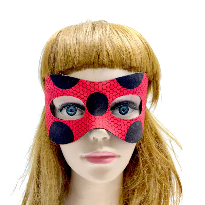 Eine Frau mit einem roten Polka-Dot-Marienkäfer-Masken-Kostüm auf einem Mannequin.