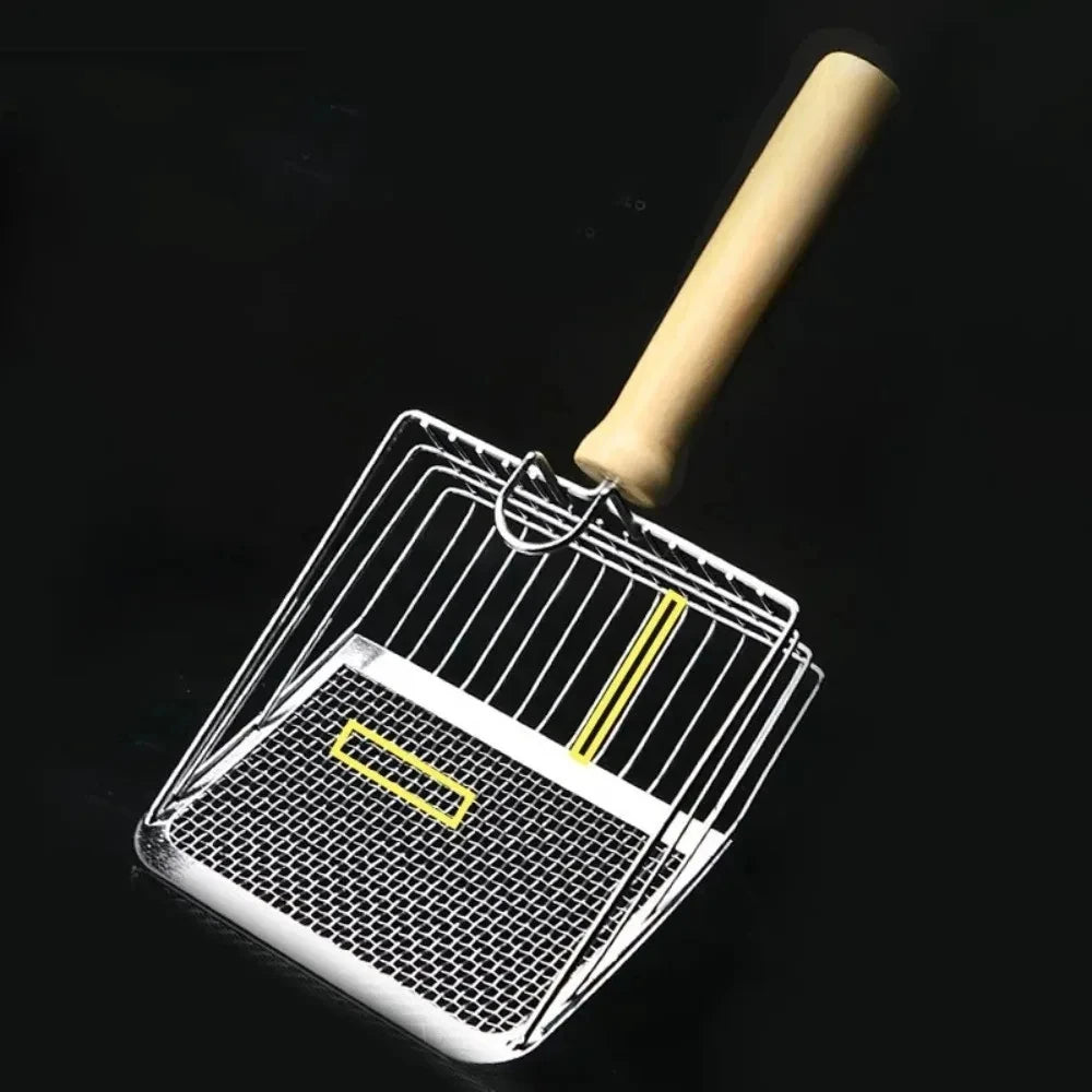 Cubo para arenero de acero inoxidable con mango de madera contra un fondo oscuro.