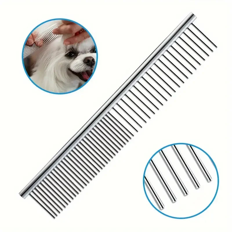 Peine para aseo canino de titanio plateado con múltiples dientes y un primer plano de la cabeza de un perro.