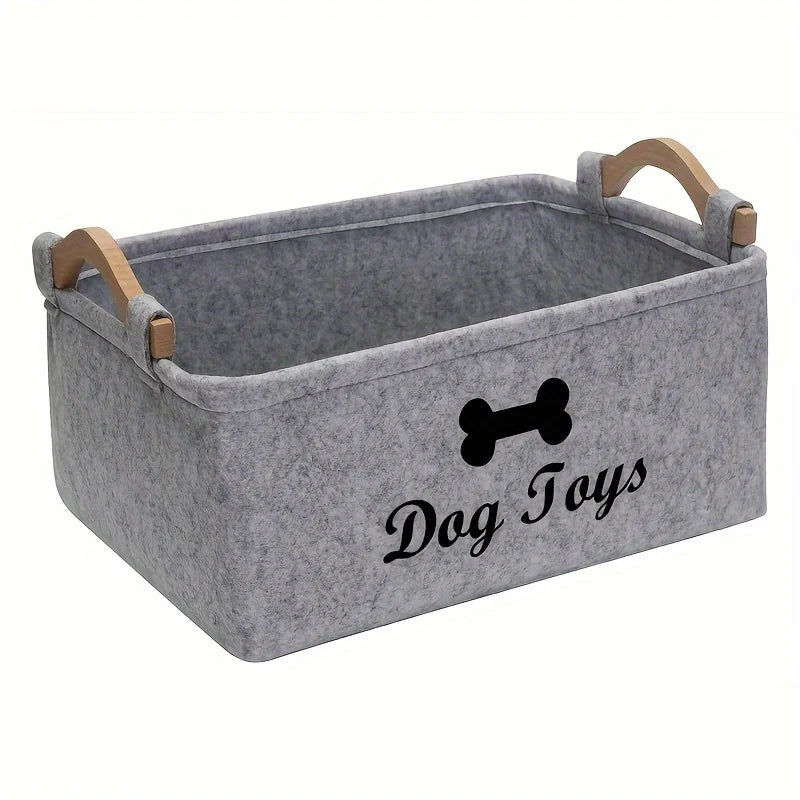 Panier de rangement pour jouets pour animaux en feutre gris avec poignées en bois et l'inscription 'Dog Toys'.