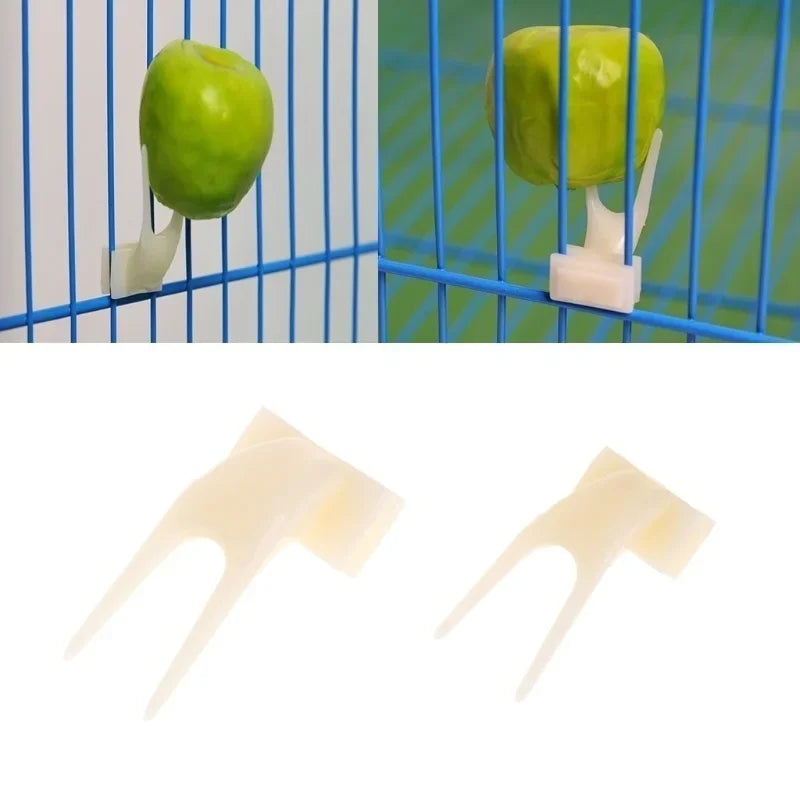 Ein Paar weiße Plastik-Futterzangen für Papageien und kleine Vögel.